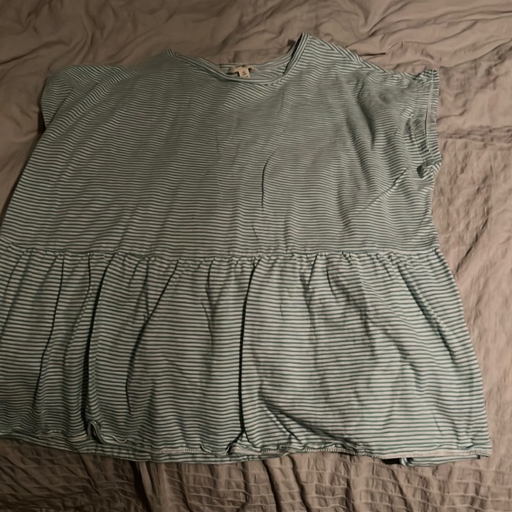 Light green strip flowy shirt with shirt sleeves, size xl